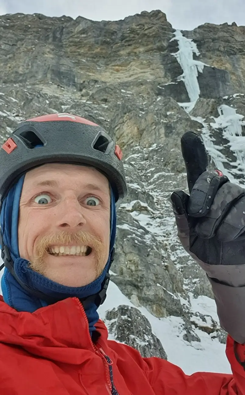Мартін Файстль (Martin Feistl) на фоні маршруту Daily Dose of Luck (WI 5, M4, 400 метрів) по західній стіні на вершину Hammerspitze (2634 метрів), що знаходиться у долині Піннішталдь (Pinnistal), Австрія. Фото Martin Feistl