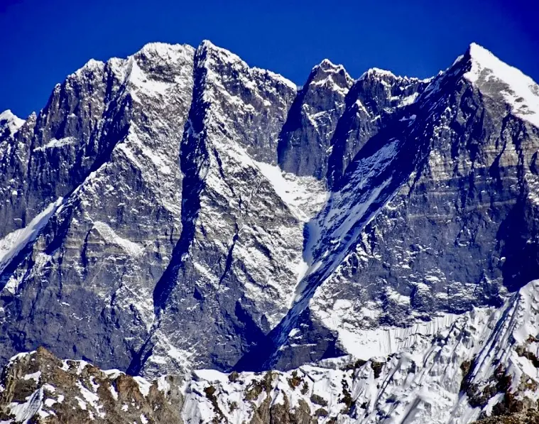 Еверест і гігантська південна стіна Лхоцзе (Лхоцзе Головна, Лхоцзе Середня та Лхоцзе-Шар) вид з верхів