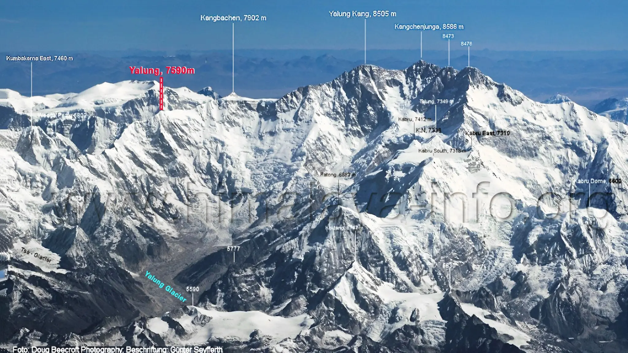 Уся територія масиву восьмитисяника Кангченджанга. Гора Кангбачен на захід від Кангченджанги, з масивом Кабру (де Гамор, Мерої та Бенет відкрили маршрут минулого року) попереду. Гора Янну Східна ліворуч. Фото Himalaya-info . org
