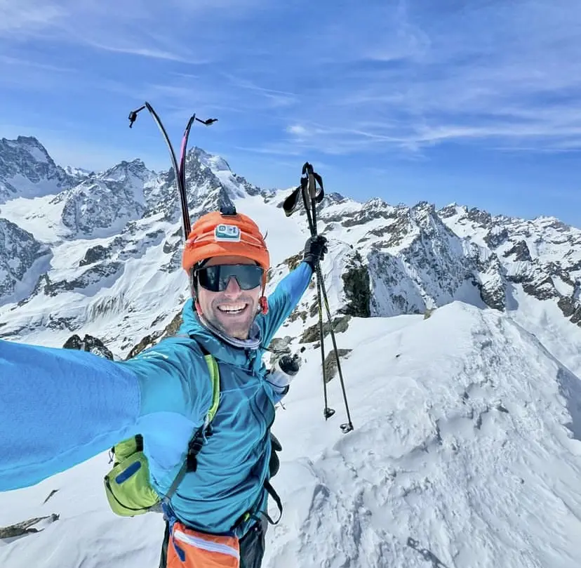 Бенджамін Ведрін (Benjamin Védrines) на одній з 16 вершин у долині Серр-Шевальє (Serre-Chevalier) у французьких Альпах. Фото Benjamin Védrines