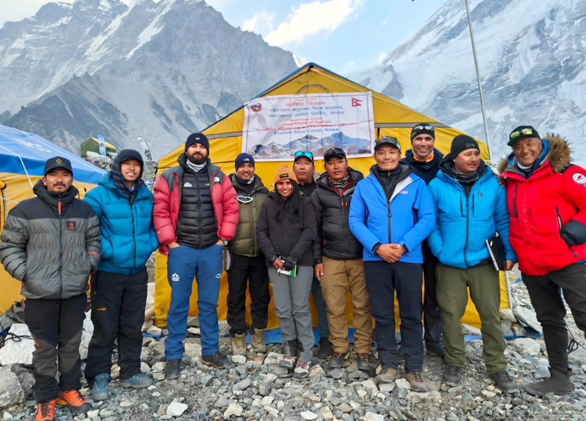 Учасники засідання в базовому таборі Евересту