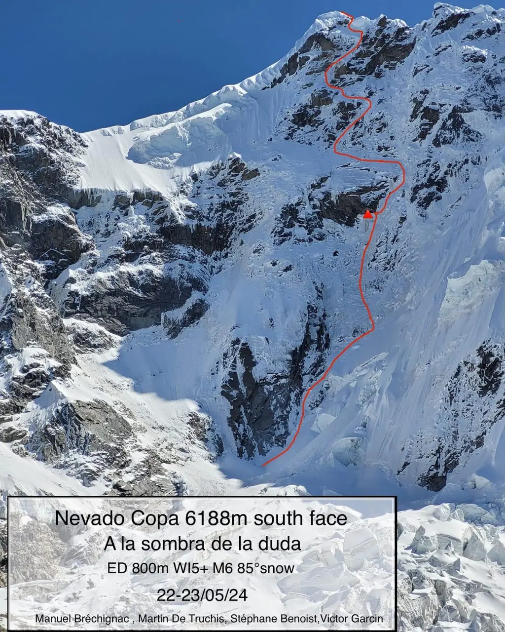 Маршрут ‘A la sombra de la duda’ (ED, 800 m, WI5+, M6, 85º) на вершину гори Невадо Копа (Nevado Copa). Фото Victor Garcin